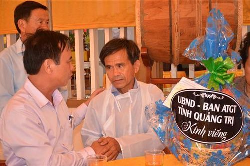 Chủ tịch UBND tỉnh Võ Văn Hưng thăm các nạn nhân trong vụ tai nạn giao thông liên hoàn trên Quốc lộ 9