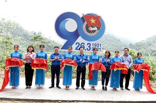 Chiêm Hóa khánh thành công trình thắp sáng đường quê bằng năng lượng mặt trời