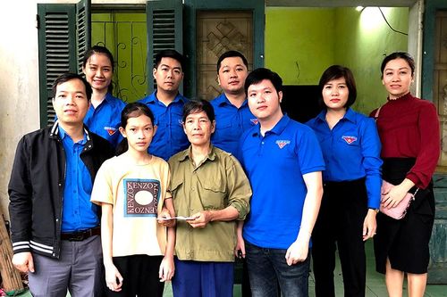Tặng quà cho học sinh có hoàn cảnh khó khăn