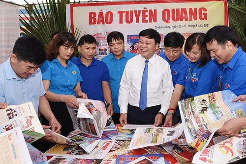 Hành trình về nguồn, ý nghĩa và thiết thựcMãn nhãn với màn trình diễn xe địa hình và xuồng hơi cao tốc tại Na HangHoa ban Tây Bắc ở Tuyên QuangNgười dân thành phố Tuyên Quang chung tay 'giải cứu' nông sản Hải DươngTự hào áo dài Việt NamNét đẹp phụ nữ giữa