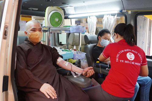 Chư Tăng, bạn trẻ hiến máu nhân đạo tại chùa Vĩnh Nghiêm