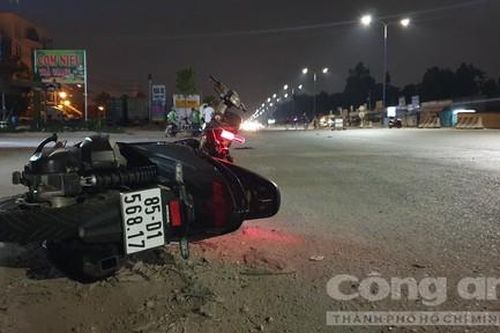 Xe máy chạy tốc độ cao tông người đi bộ tử vong