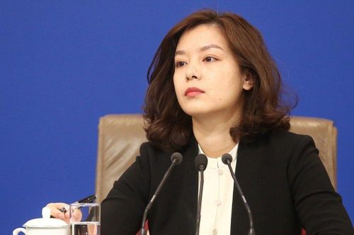 Nữ phiên dịch xinh đẹp gây 'bão' tại cuộc hội đàm Mỹ-Trung