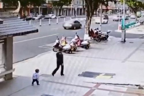 Mẹ kiên quyết bỏ đi khi con trai 2 tuổi nhõng nhẽo đòi ôm, vài giây sau quay lại thì hốt hoảng với cảnh tượng trước mắt
