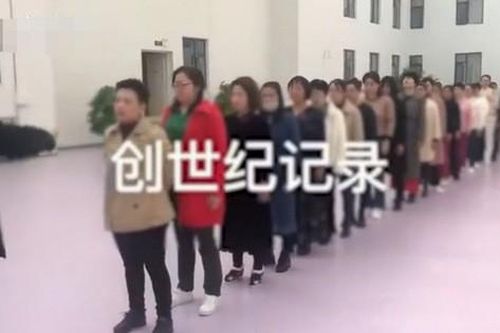 Hình ảnh hàng chục chị em phụ nữ xếp hàng để được 'đạo sĩ' nâng ngực, chữa bệnh gây xôn xao MXH, cảnh sát vào cuộc phanh phui sự thật