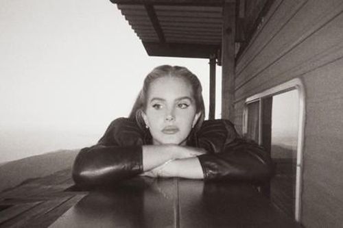 Lana Del Rey 'bắt chước' Taylor Swift phát hành 2 album chỉ trong chưa đầy nửa năm?