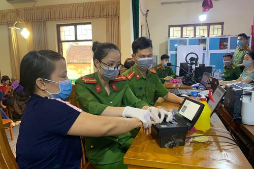 Công an huyện Thạch Thất ngày đêm không ngơi nghỉ cấp căn cước gắn chíp cho nhân dân