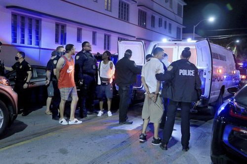 Miami Beach gia hạn tình trạng khẩn cấp và lệnh giới nghiêm