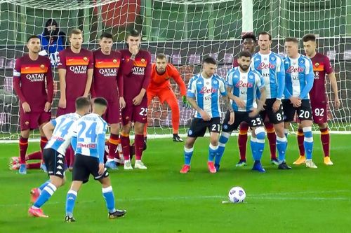 Cách đá phạt lạ của Napoli