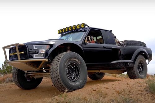 Ford Ranger độ offroad với động cơ V8 mạnh 680 mã lực