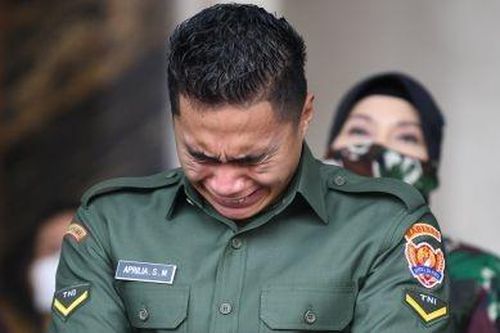 Manganang khóc khi được đổi tên và giới tính