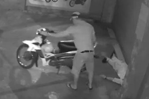 Ngủ quên trên vỉa hè, thanh niên ở TP.HCM mất xe máy và điện thoại