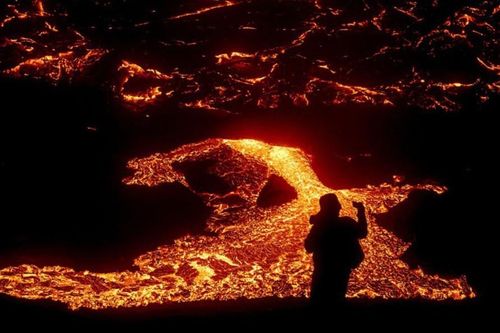 Du khách kéo nhau xem núi lửa 6.000 tuổi phun trào