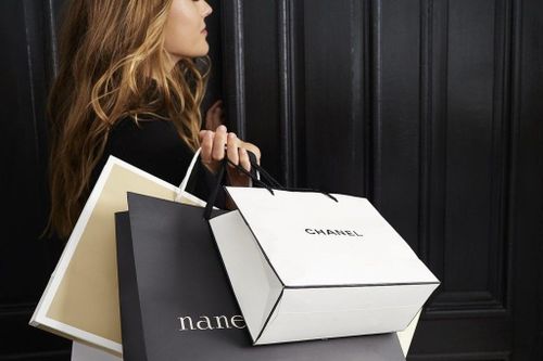 Lúc buồn chán, người giàu vung tiền mua những gì?