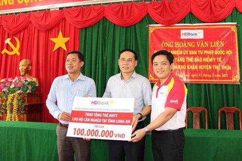 HDBank tặng thẻ BHYT cho người dân Long An