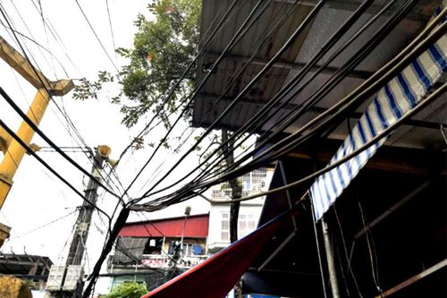 Phản hồi thông tin về tình trạng dây điện, dây cáp võng xuống đường