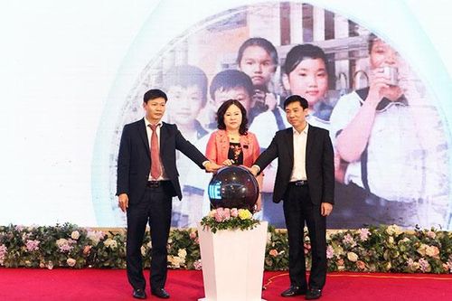 Tặng nước cho học sinh mùa hạn mặn