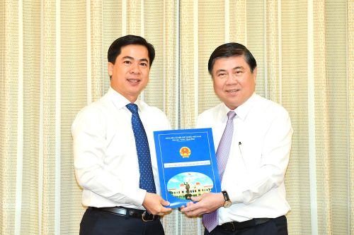 Chủ tịch UBND TPHCM Nguyễn Thành Phong trao các quyết định nhân sự chủ chốt