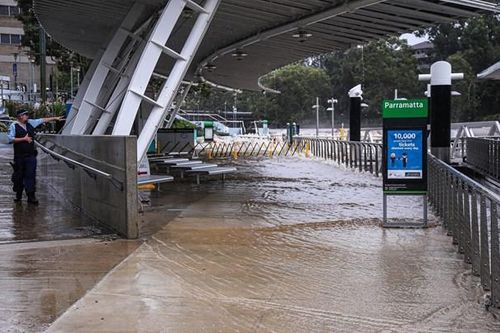Australia sơ tán hàng ngàn người để tránh lũ