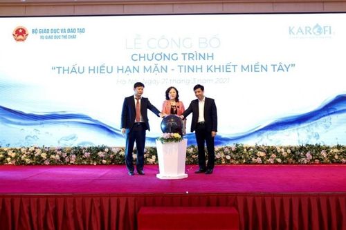 Hỗ trợ 50 triệu lít nước tinh khiết tới học sinh miền Tây mùa hạn mặn