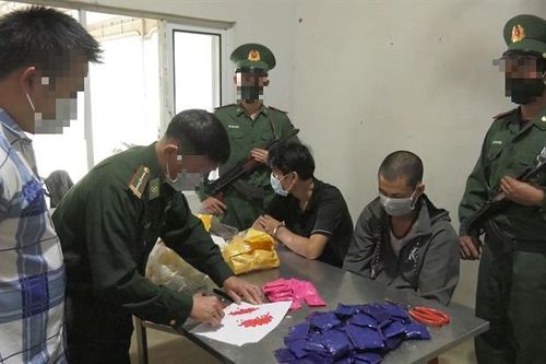 Bắt hai đối tượng vận chuyển ma túy từ Lào vào Việt Nam, thu hơn 17 nghìn viên ma túy tổng hợp