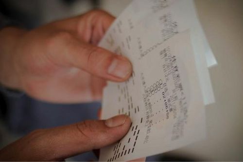Lục tung thùng rác vì ném nhầm tờ vé số trúng thưởng 35 tỷ đồng
