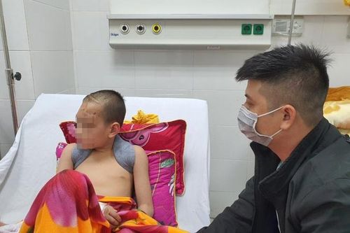 Cứu bé trai vỡ xương sọ sau khi bị đập đầu xuống đường