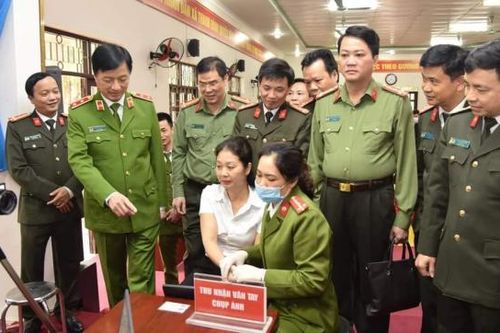 Thứ trưởng Bộ Công an kiểm tra việc cấp căn cước công dân gắn chip điện tử tại Phú Thọ
