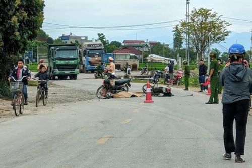 Hai xe máy đấu đầu trên QL.12, 3 người thương vong