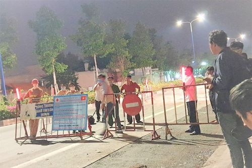 Lao thẳng xe vào rào chắn đường, nam thanh niên chết thảm