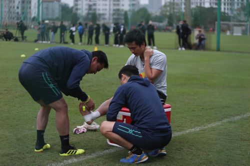 Ngôi sao Tuấn Anh chấn thương, HLV Kiatisuk đóng vai 'thần y'