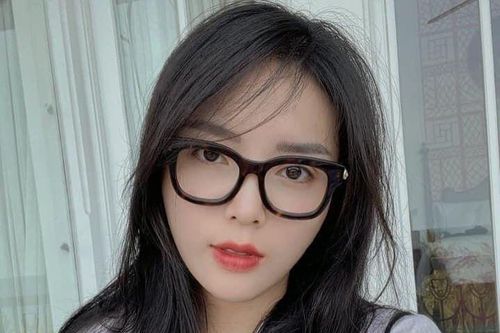 Hoa hậu Kỳ Duyên đăng ảnh 'Tóc rối bời, môi lấm lem'