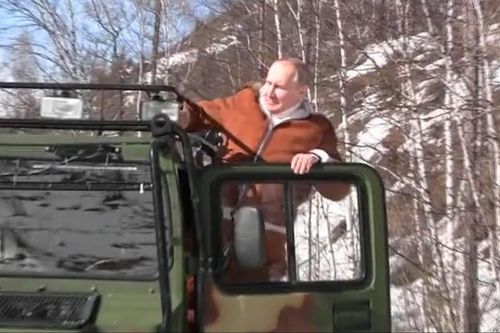 Putin đích thân lái xe chở Bộ trưởng Quốc phòng Nga ở Siberia