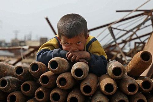 Trẻ em Syria thu lượm vỏ tên lửa, bom chưa nổ mưu sinh qua ngày
