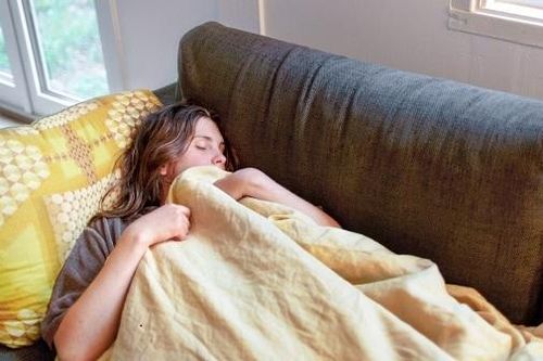 Tại sao không nên ngủ trên ghế sofa?