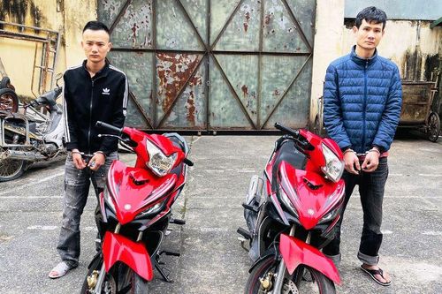 Bịt mặt dùng súng bắn vào nhà người khác để trả thù