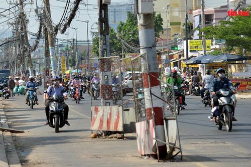 Hơn 60 cột điện ngả nghiêng giữa đường, đe dọa người tham gia giao thông