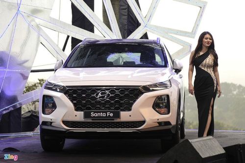 Hyundai Santa Fe giành lại 'ngôi vương' doanh số ở phân khúc SUV 7 chỗ