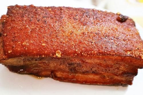 Chỉ cần ngửi sẽ biết đâu là thịt quay thượng hạng, đâu là hàng phế phẩm