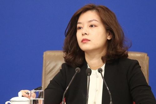 'Phiên dịch viên đẹp nhất Trung Quốc' nổi như cồn sau hội nghị ở Alaska