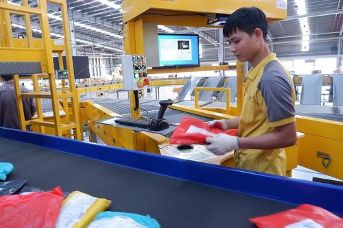 Ứng dụng dây chuyền chia chọn, phân loại hàng chục ngàn bưu kiện mỗi giờ