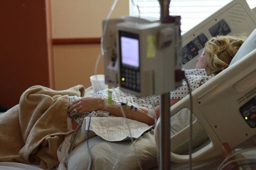 Chồng vào viện thăm, vợ khóc lóc viết ra tờ giấy, sự thật ghê tởm được phơi bày