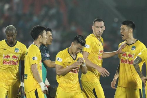 Xuân Trường làm phiên dịch cho Kim Dong Su, vui vẻ sau tranh cãi nảy lửa ở Hà Tĩnh