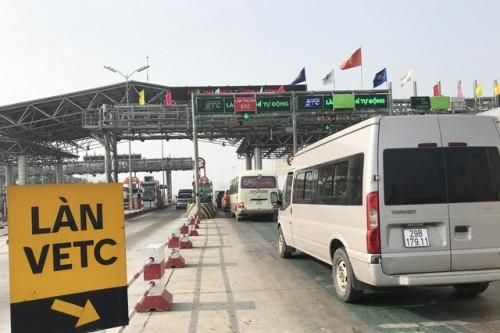 Có tiền vẫn khó qua trạm, người dùng VETC than trời