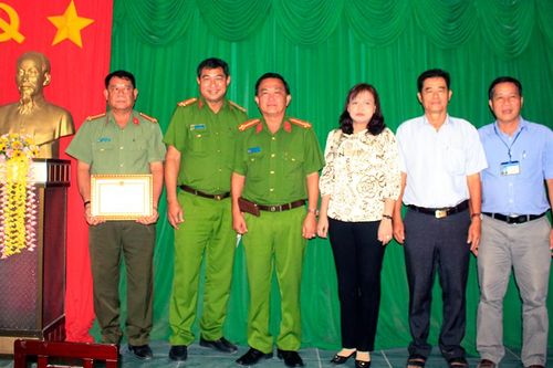 An Giang: Khen thưởng công an các địa phương vượt chỉ tiêu làm căn cước công dân