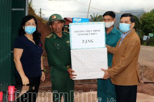 Thăm, tặng quà chốt phòng, chống dịch Covid-19 tại Mường Nhé