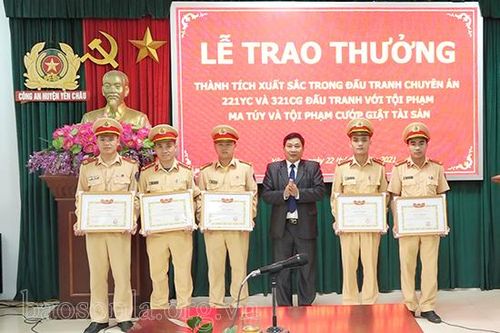 Khen thưởng cán bộ, chiến sĩ công an trong đấu tranh với tội phạm