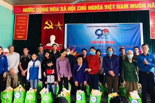 Tặng quà cho nhân dân xã Minh Thanh