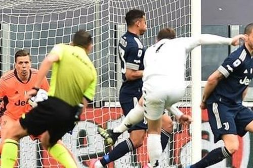 Ronaldo có hành động đặc biệt trong ngày Juve thua 'muối mặt'