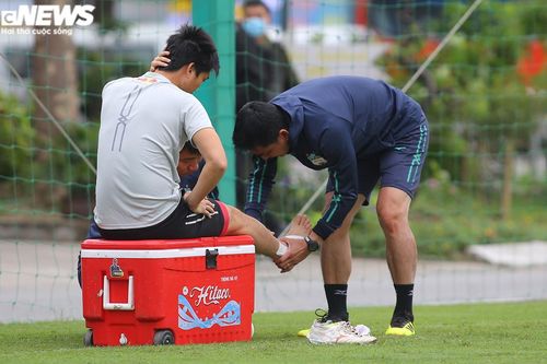 Tuấn Anh chấn thương, HLV Kiatisak tự tay băng bó